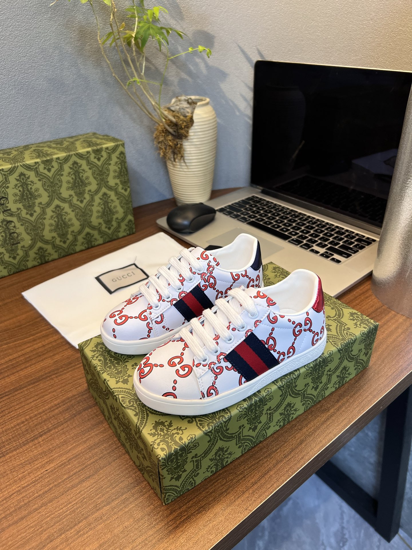 Children's shoes child